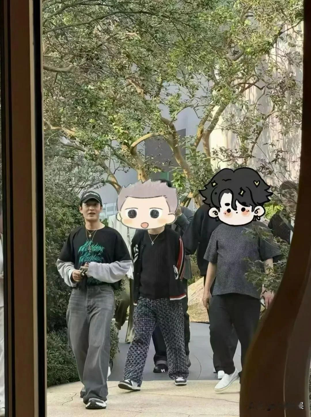 黄晓明现身上海看豪宅，穿着一件黑色T恤搭配阔腿牛仔裤，脚踩增高鞋。
生图看着还挺