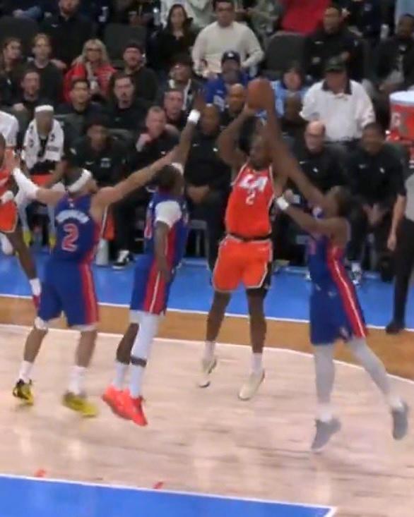 今天这场比赛，小卡有很多这种1打3的场面。没有时间限制的小卡又打成了那个无所不能