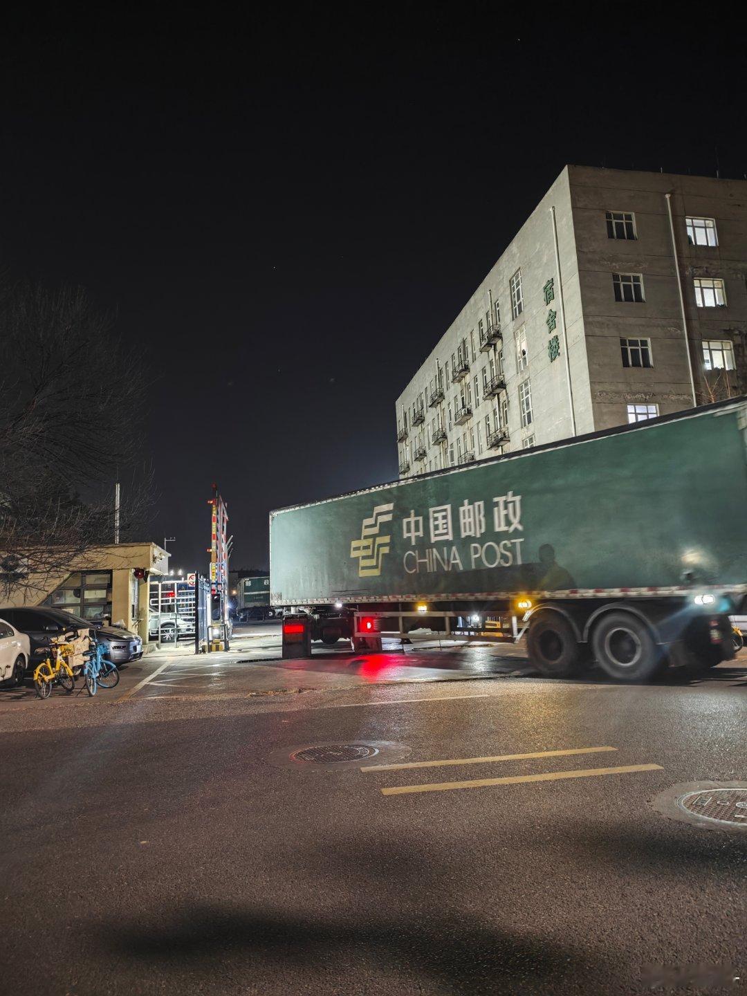 姚一刀的时间胶囊 今晚跟拍开大挂车的女司机都是为生活努力发光的人啊 