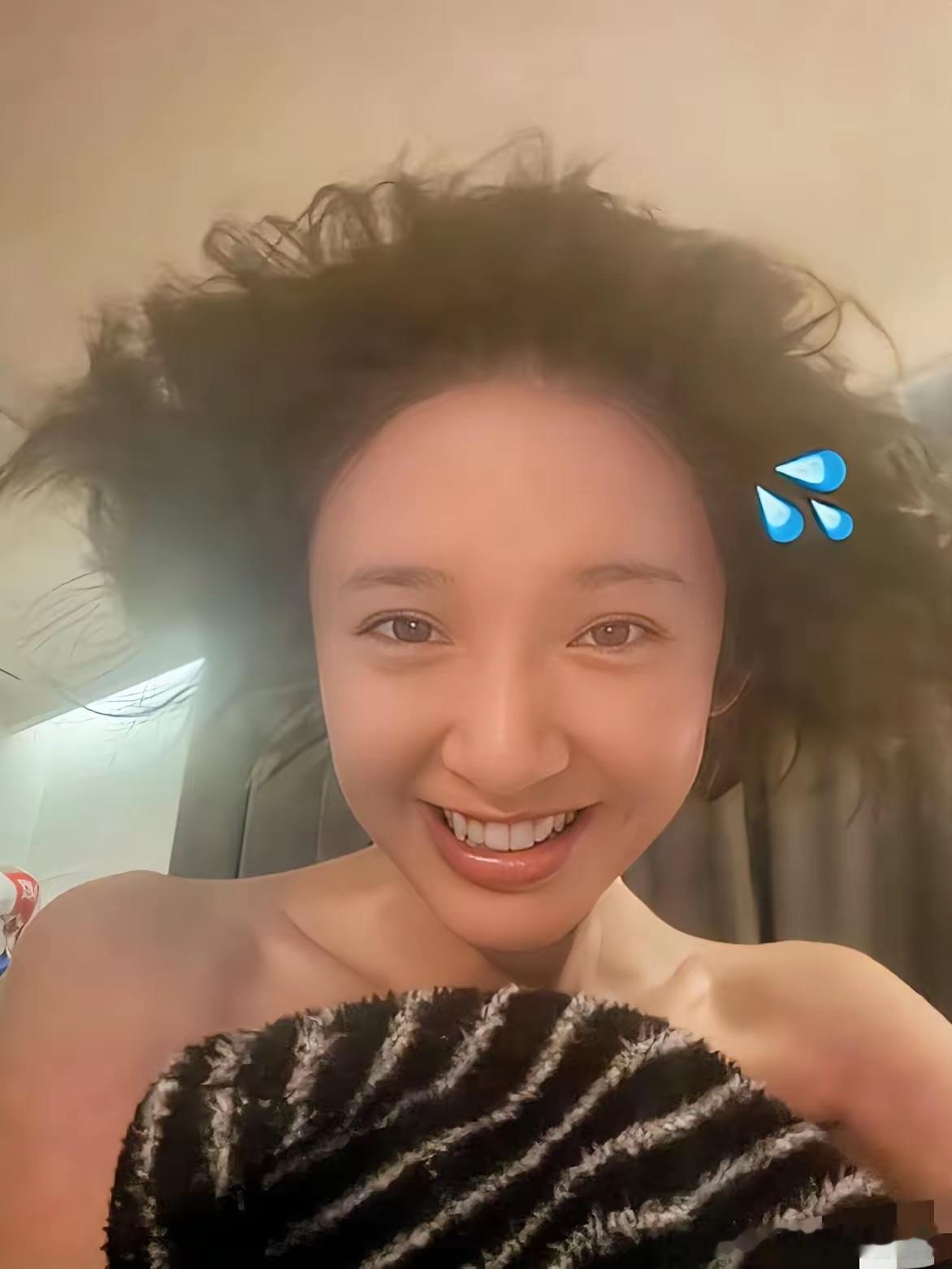 这个世界最搞不懂的人就是唐艺昕了都38岁的人了还是2个孩子的妈，为什么还能这么可