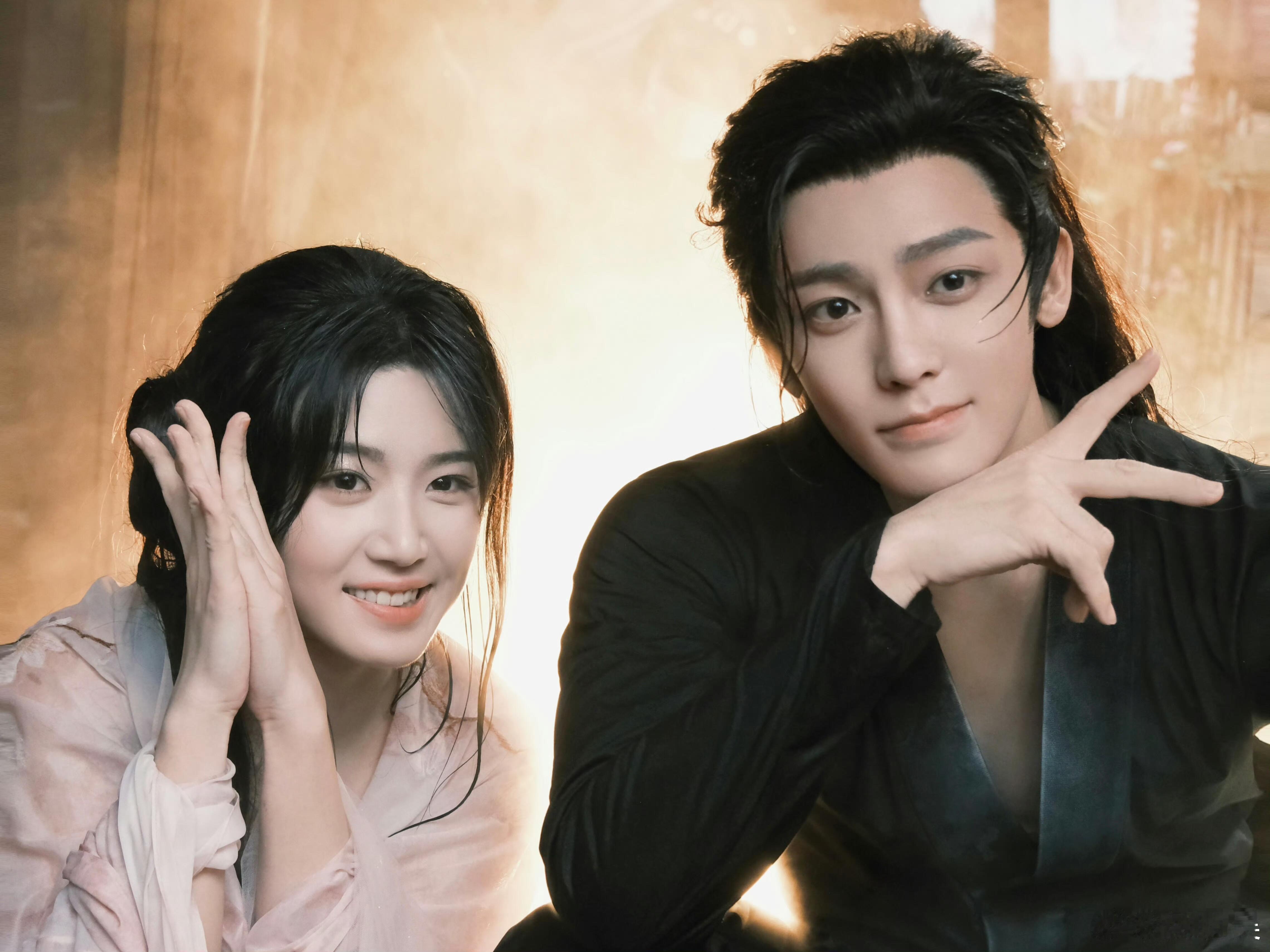 卢昱晓侯明昊浴池合照所有人，保持苹果肌扁平！晚饭吃这个还是太奢侈了两个人简直配我