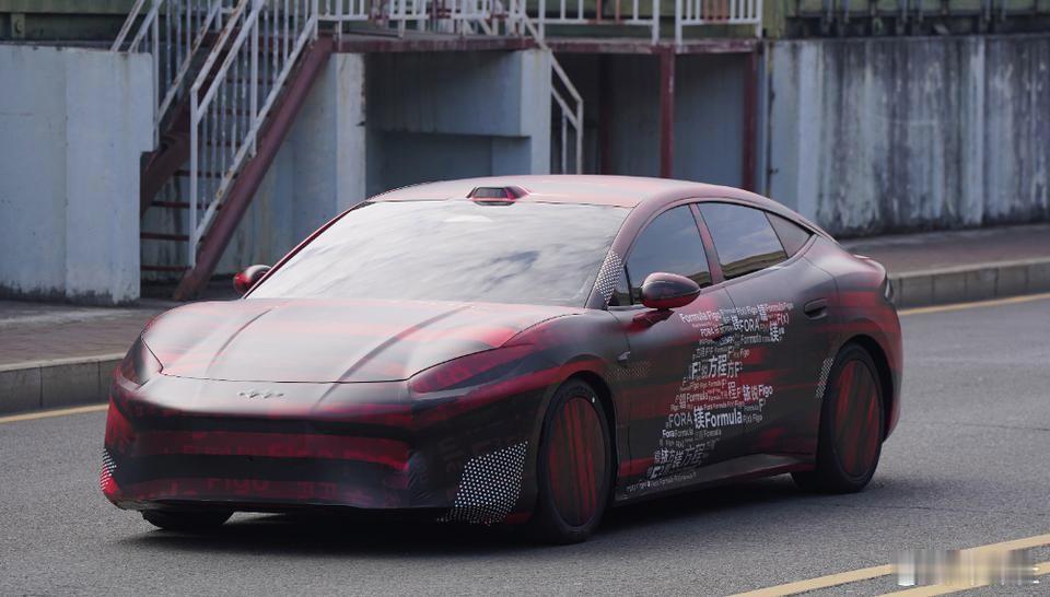 超会玩的方程豹果然又在“解方程”！之前路透谍照里，车衣上“方程”二字格外醒目，看