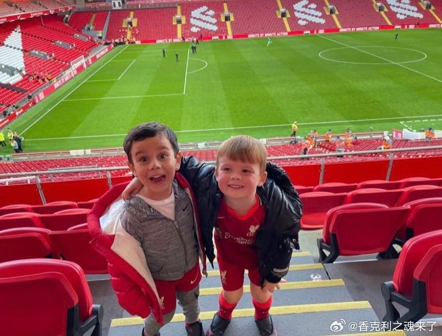 罗伯逊和蒂亚戈的儿子们时隔多年重聚；这两个孩子以前经常一起玩耍。久别重逢的温馨时