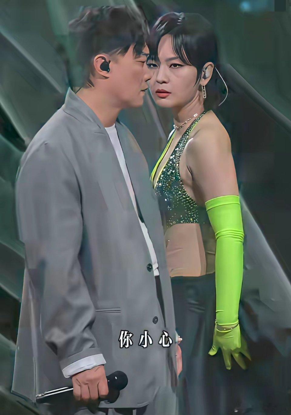 同唱一首歌，一个是天皇巨星容祖儿。一个是周笔畅。不过，周笔畅的眼神笑死我了，他俩