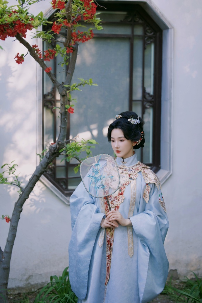 #陈小纭云肩好精致##陈小纭古装仪态# 云肩古装造型的陈小纭，简直就是画中人！ 