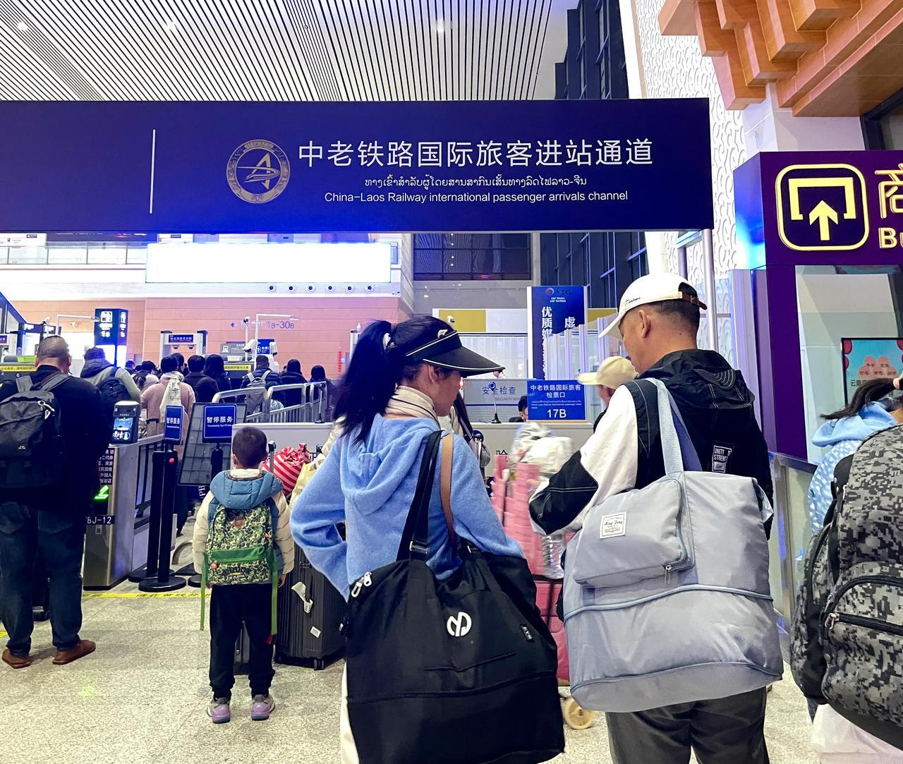 出发🚄
中老高铁，即中老昆万铁路，是一条连接中国云南省昆明市与老挝万象市的电气