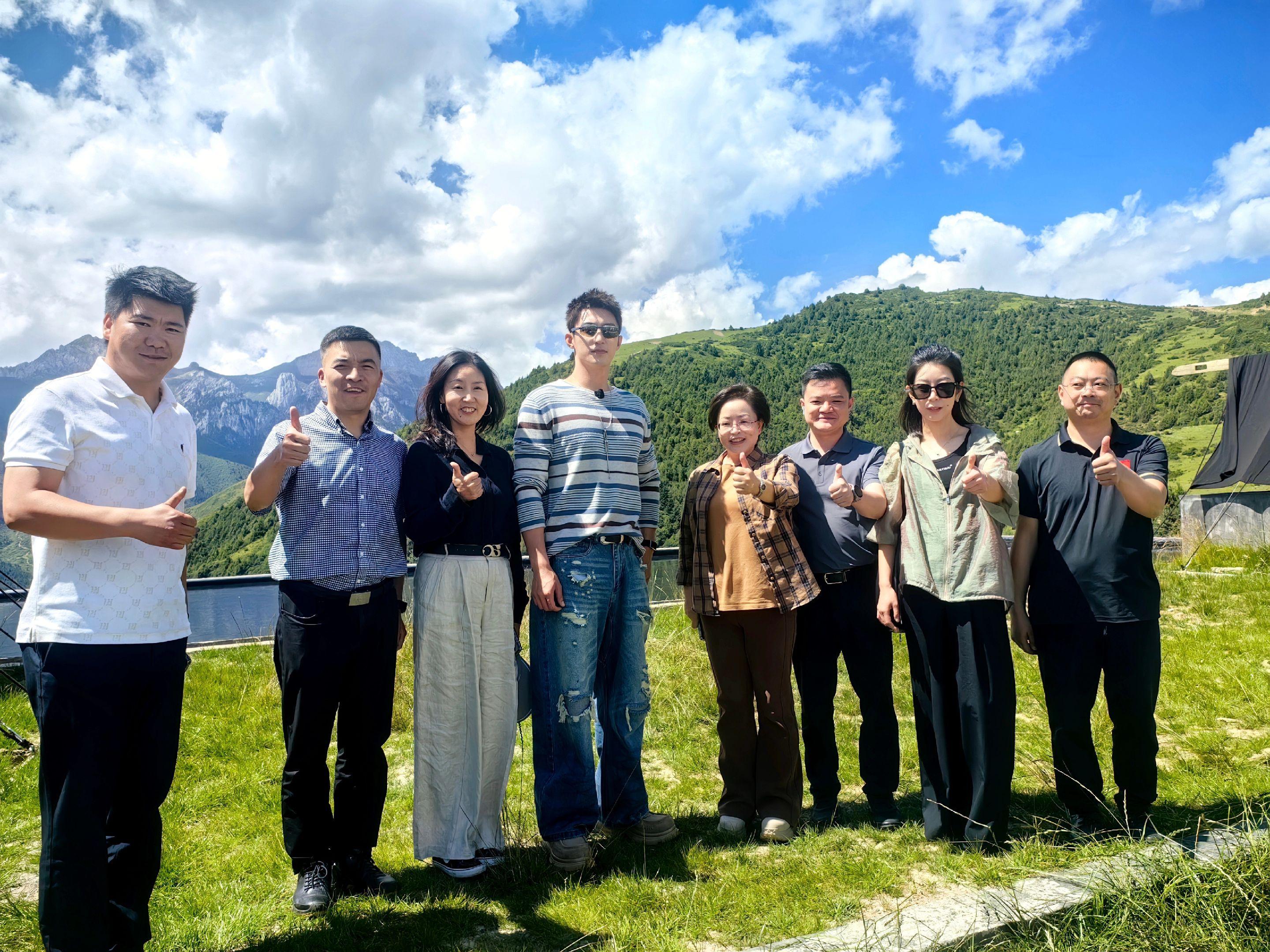 黄景瑜︱《现在就出发4》︱合影系列20260827在松潘录制时和当地的工作人员合