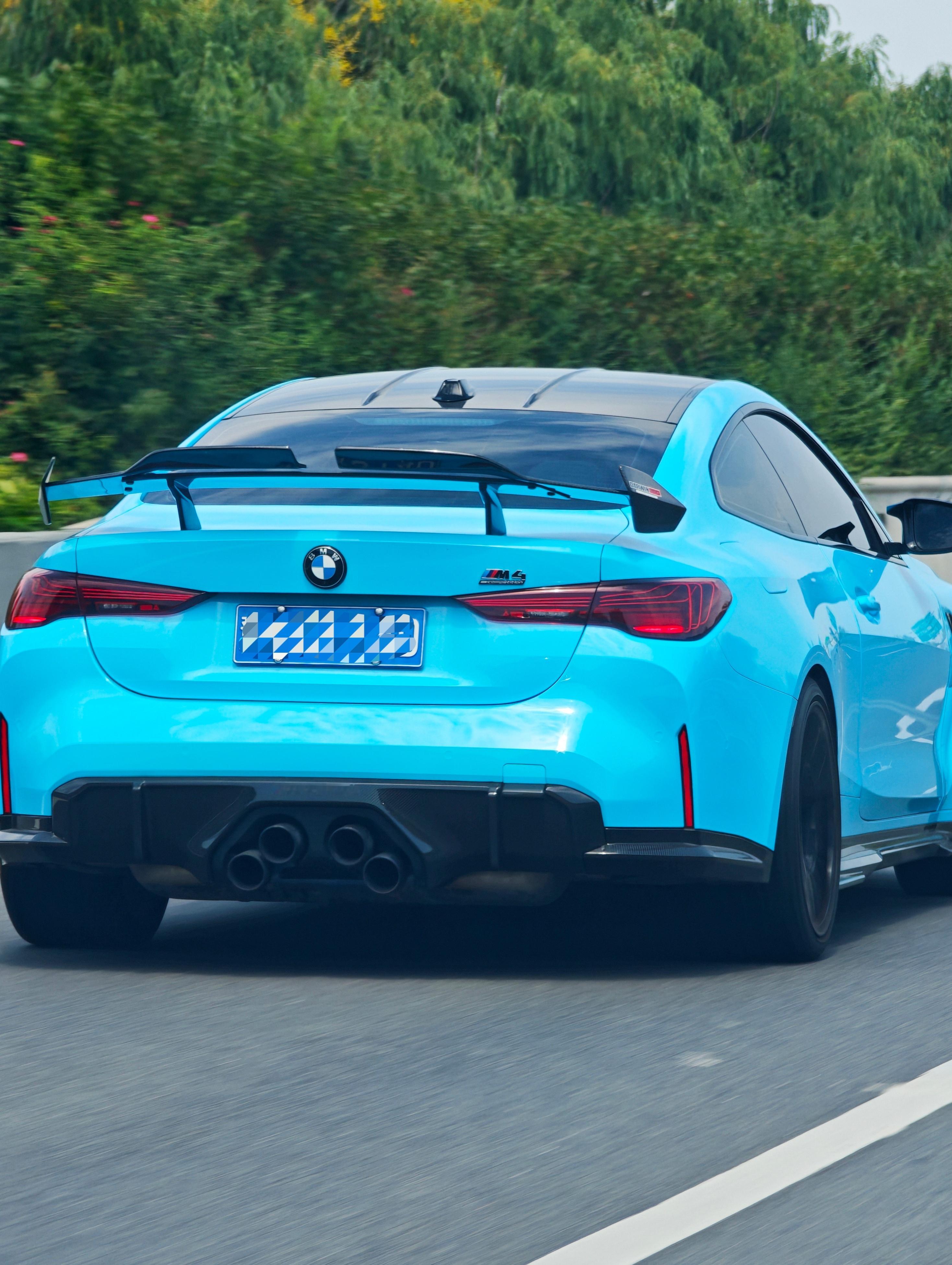 路遇一台改了M Performance Parts套件的M4，排气太帅了[舔屏]