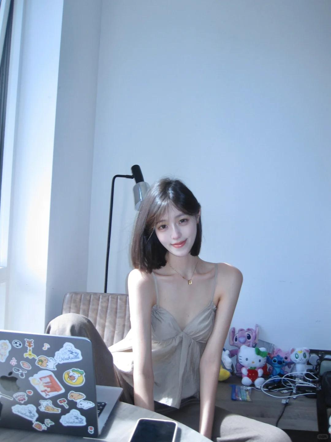 娇羞可爱，特别喜欢闹的精怪少女，素颜的面庞精致的肌肤，鼻子是雪后初晴的山棱，山根