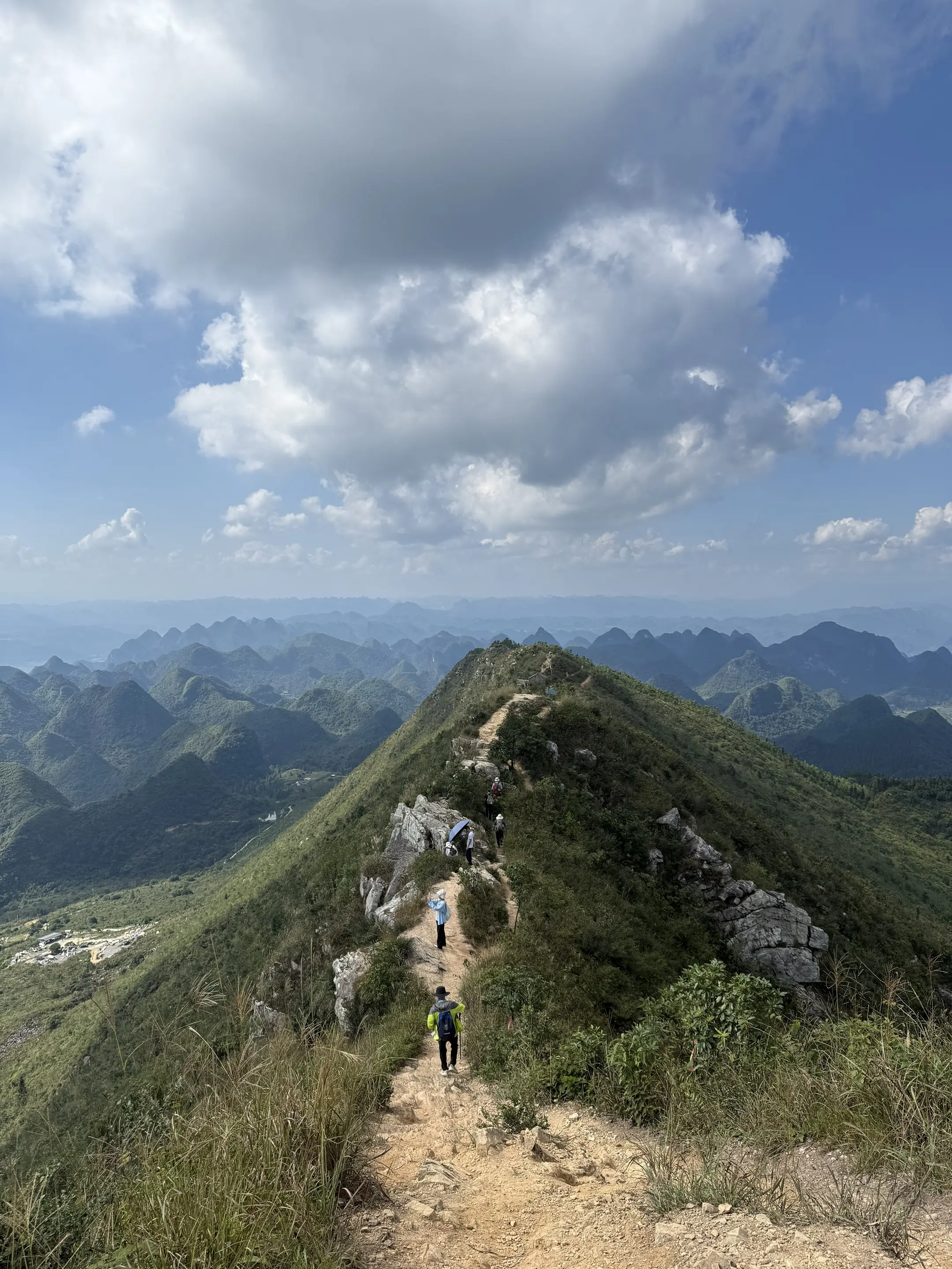 登上山顶看美景心随景动