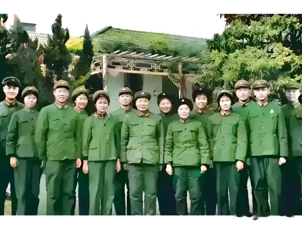 这才是杨得志将军他们一家人的真实样貌，并非演员所饰演的角色！这张珍贵的老照片拍摄