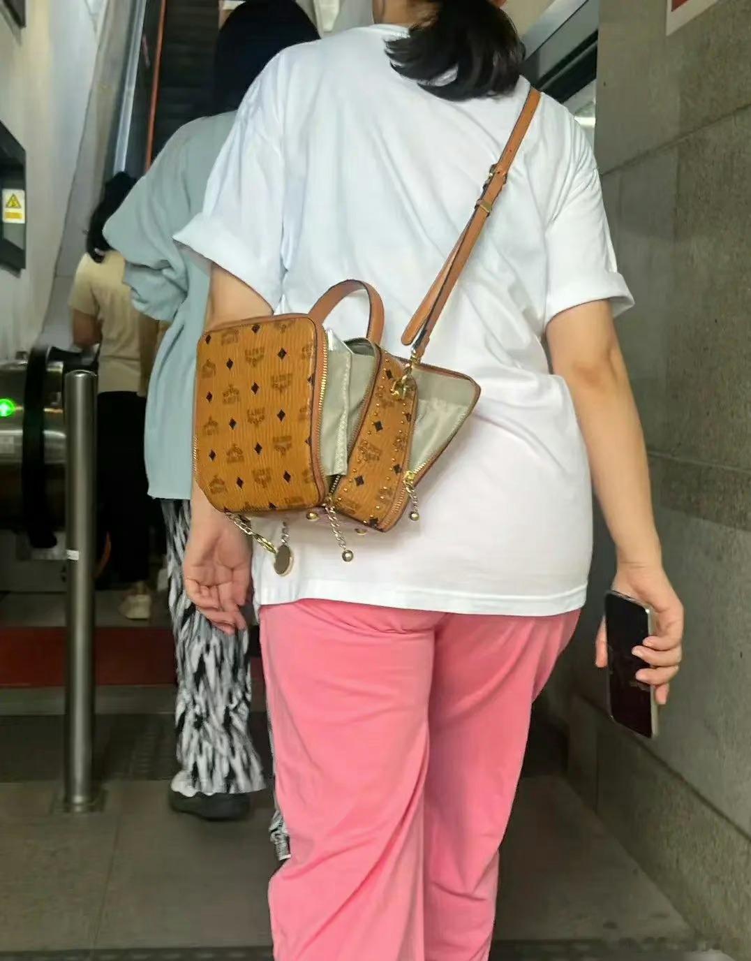 同事女儿是一本大学商务英语专业毕业的，今年刚刚毕业，找了两个月的工作，终于到了一