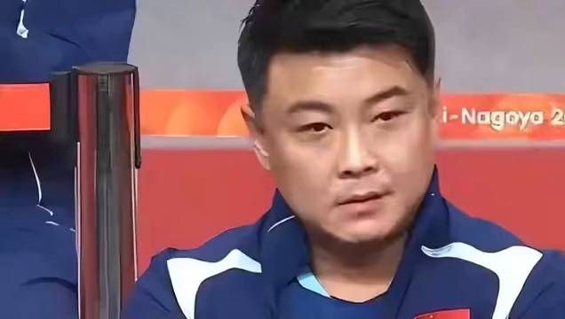 专注的教练在赛场边指导选手，为胜利而拼搏！亚运会临近收官，王皓赛后遭遇现场争议