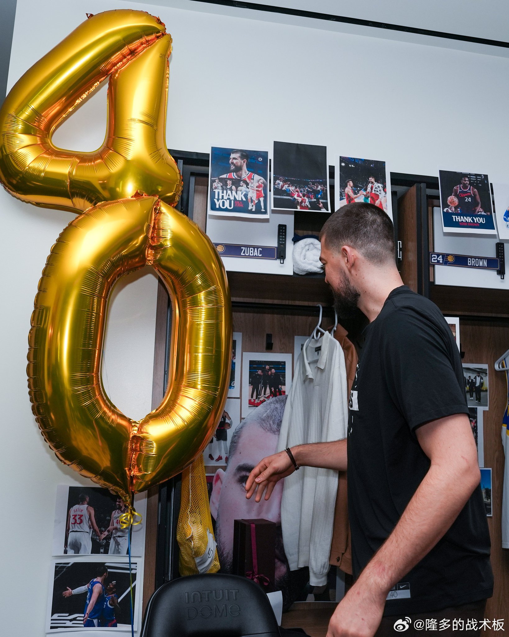 快船在客队更衣室布置装饰，欢迎祖巴茨回来步行者vs快船