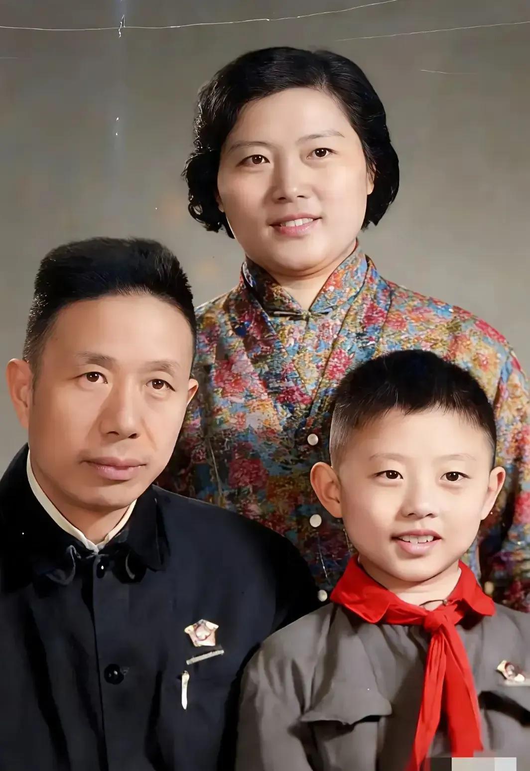 这是一个模范家庭的成员。
有其父必有其子，
老子英雄儿好汉，
做一个好的家长，