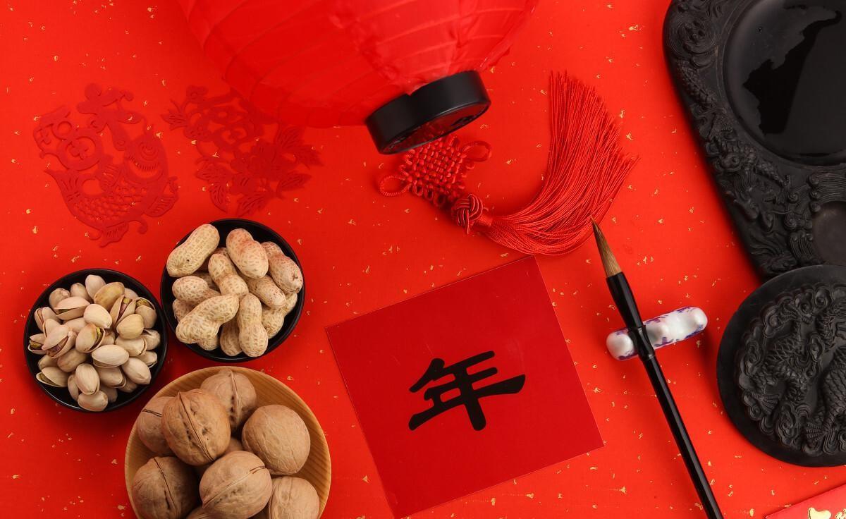 满族人最早从什么时期开始庆祝春节？他们有哪些与众不同的春节习俗呢？
公元一六二七