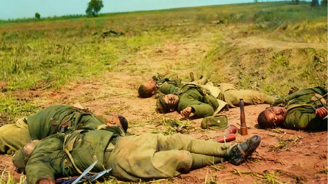 这张照片是八路军一二九师七六九团先烈在阳明堡机场战斗中牺牲的见证。照片里，先烈们