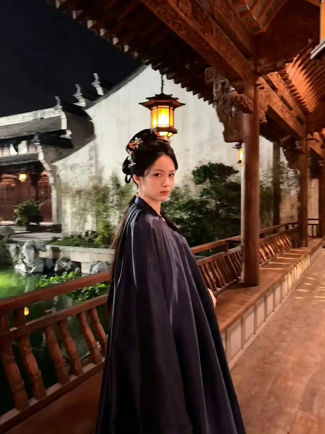 周也在一瓯春里状态确实挺好的，皮贴骨，脸小而紧致，演得如何还是剧里见真章吧。她以