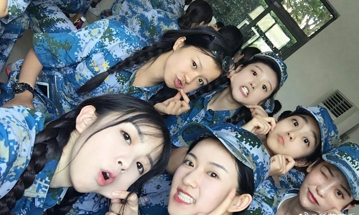 大学军训时期的田曦薇 这么看田曦薇确实很突出啊 