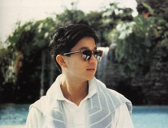 1992年5月，陈百强以酒送服安眠药后陷入昏迷，昏迷17个月后去世，年仅35岁。