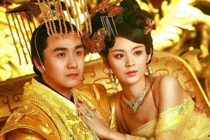 嘿，朋友们！今天咱们要聊的，可不是普通的“宫斗戏”，而是那位“江东小霸王”——孙