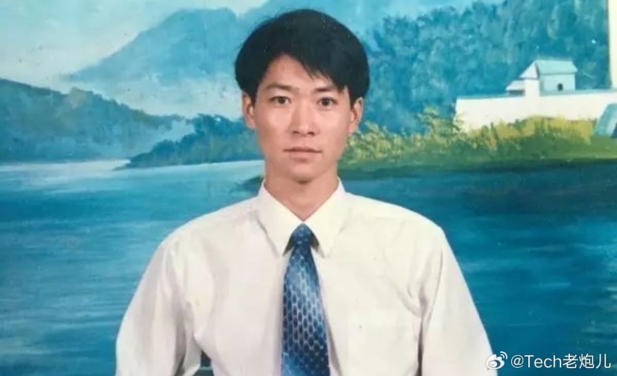 爸爸年轻时究竟有多敢穿，今天同事手机里看见一张叔叔的照片。 