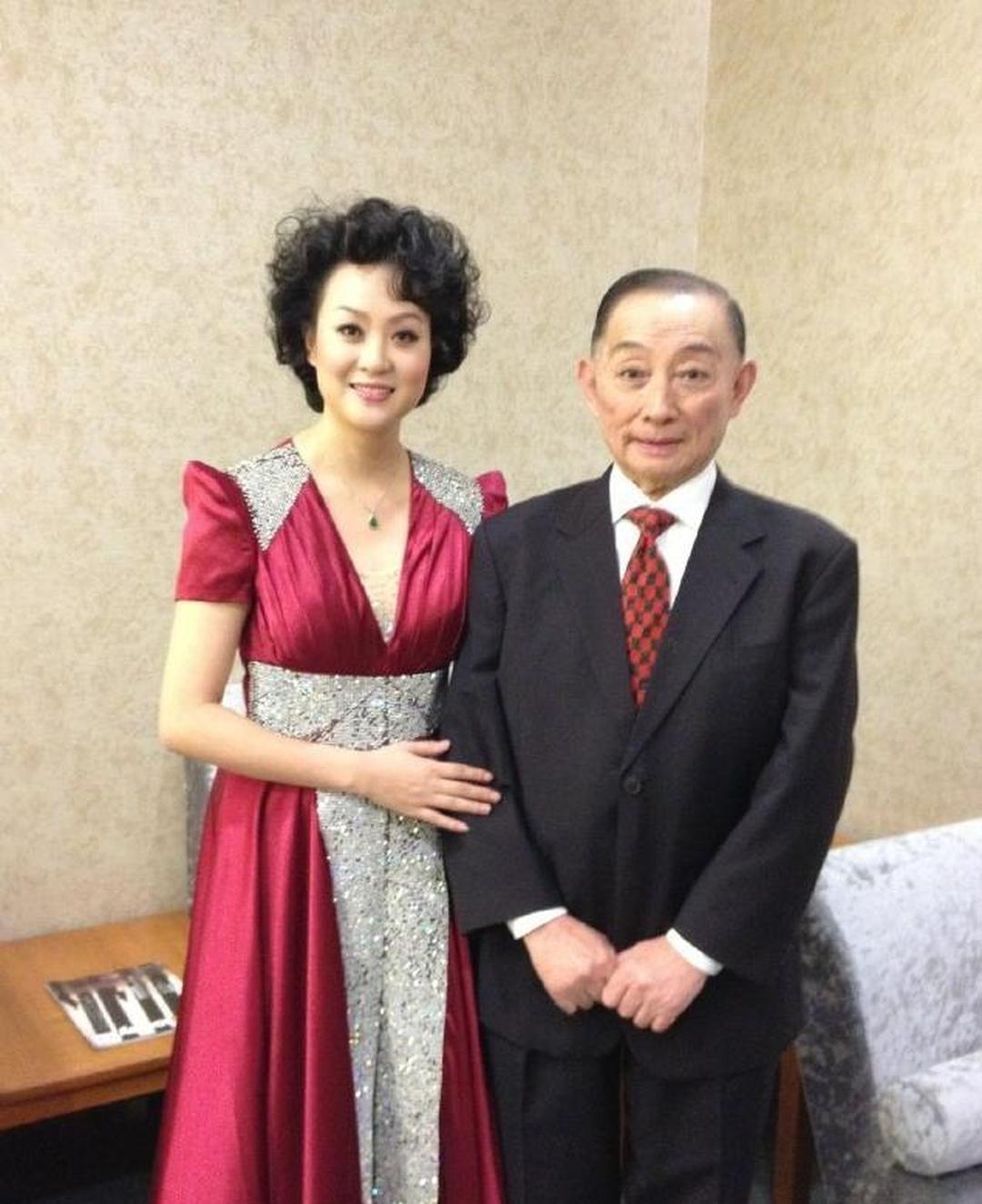 这张照片好珍藏，画面里，梅葆玖先生身着黑色西装，儒雅含笑，温润如玉；而站在他身旁