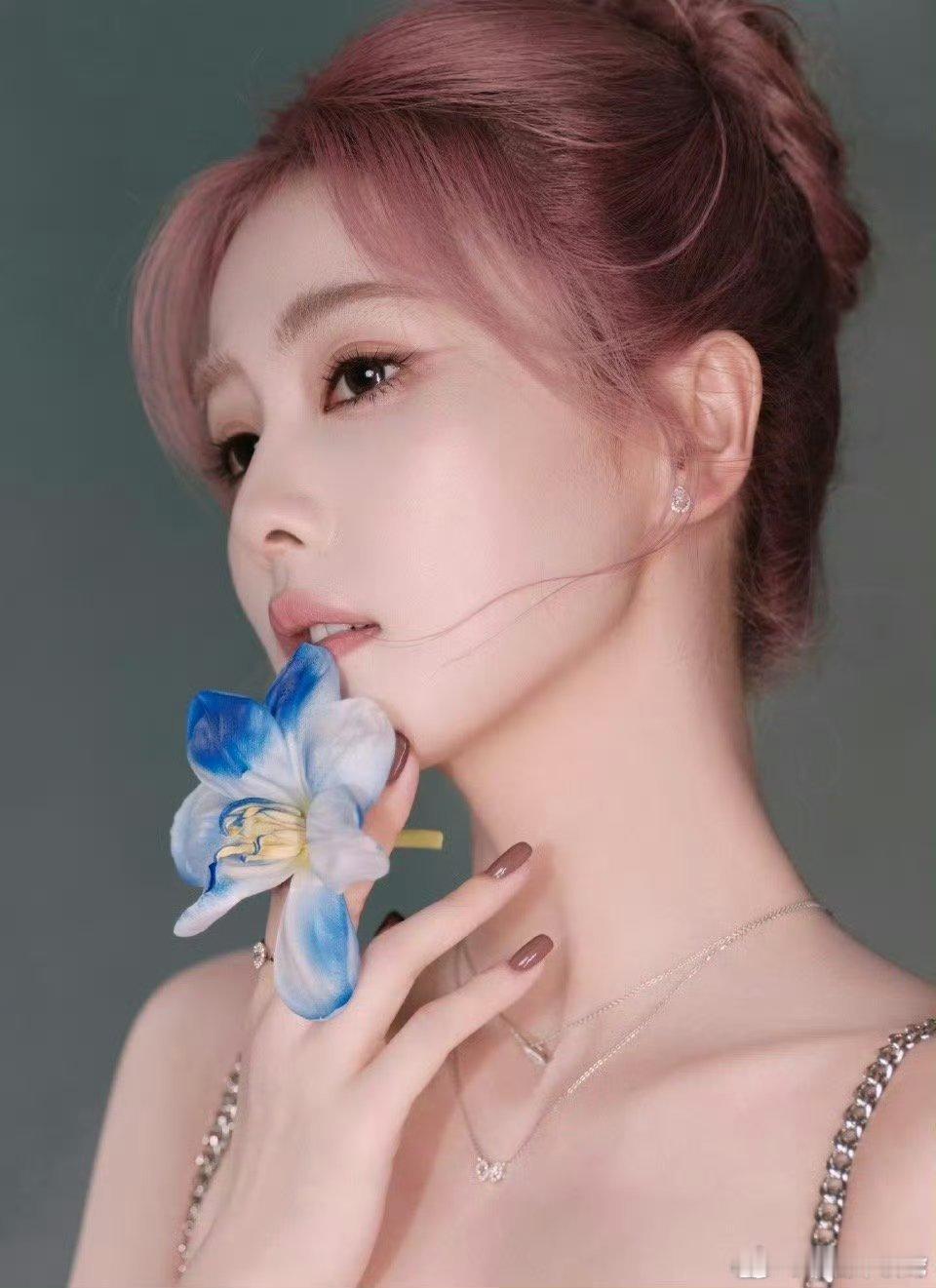 白鹿粉发白裙时尚和温婉大气的完美结合，你就说她像不像一只白皮草莓馅儿的小汤圆[比