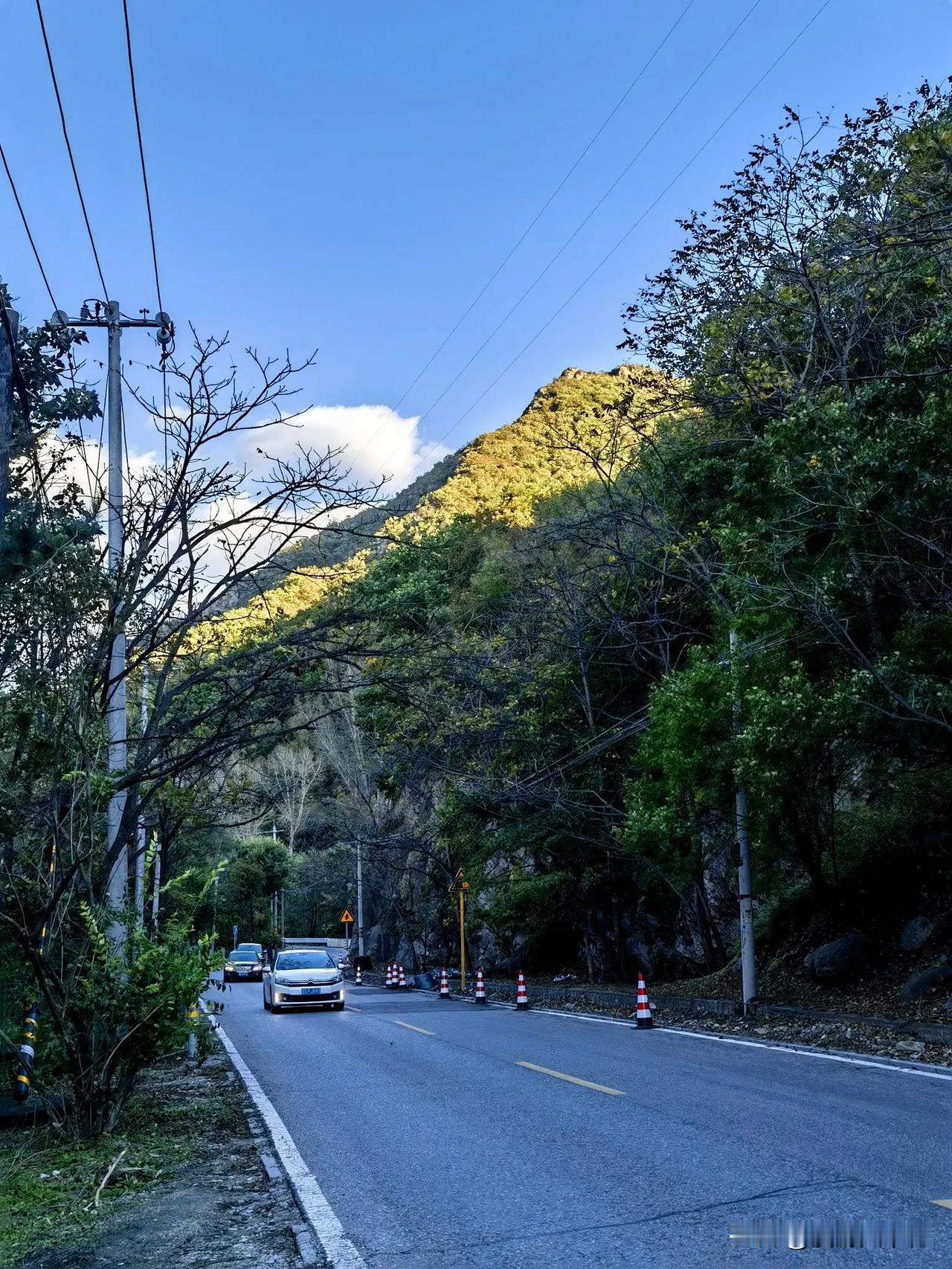 跑了100多公里山路去看雪，雪没见到，却看到了夕阳下的山景，也算是不虚此行。
事