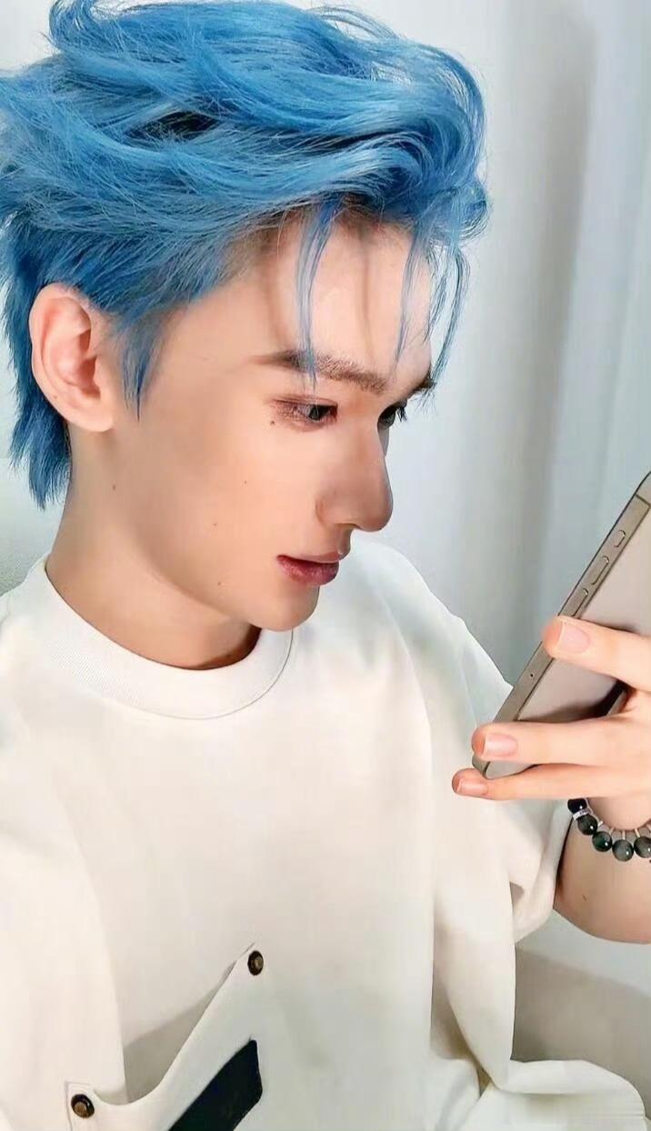 余宇涵直播 直播小合集太上头！余宇涵蓝发造型惊艳，清唱实力在线，每个瞬间都想截图