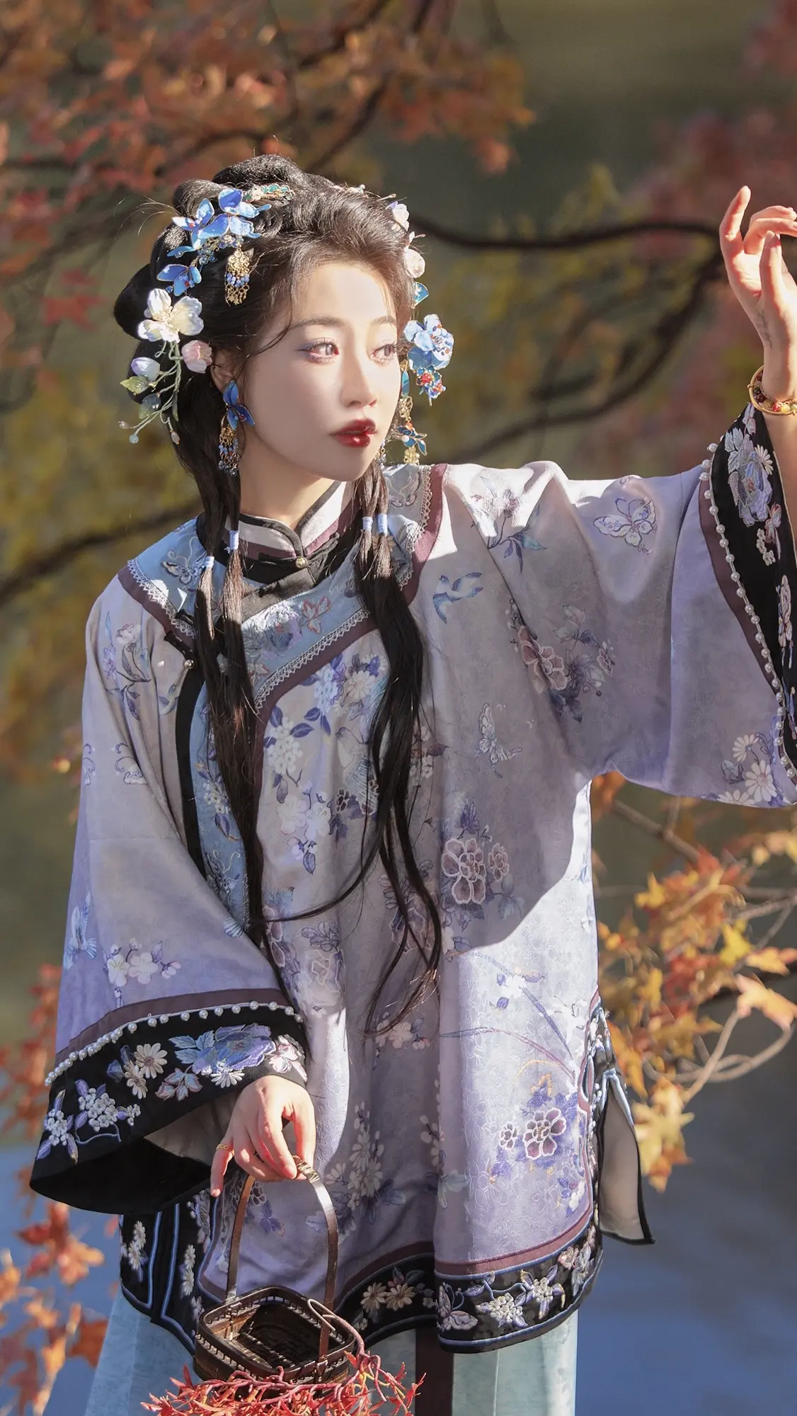 “我们是不是也像这池中的鱼”。以为自己在大海里… 秋天的后湖 后湖只要...