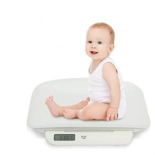 江苏南京，医护人员上门为出生4天的婴儿称重时，使用传统秤杆操作时，由于包裹突然松