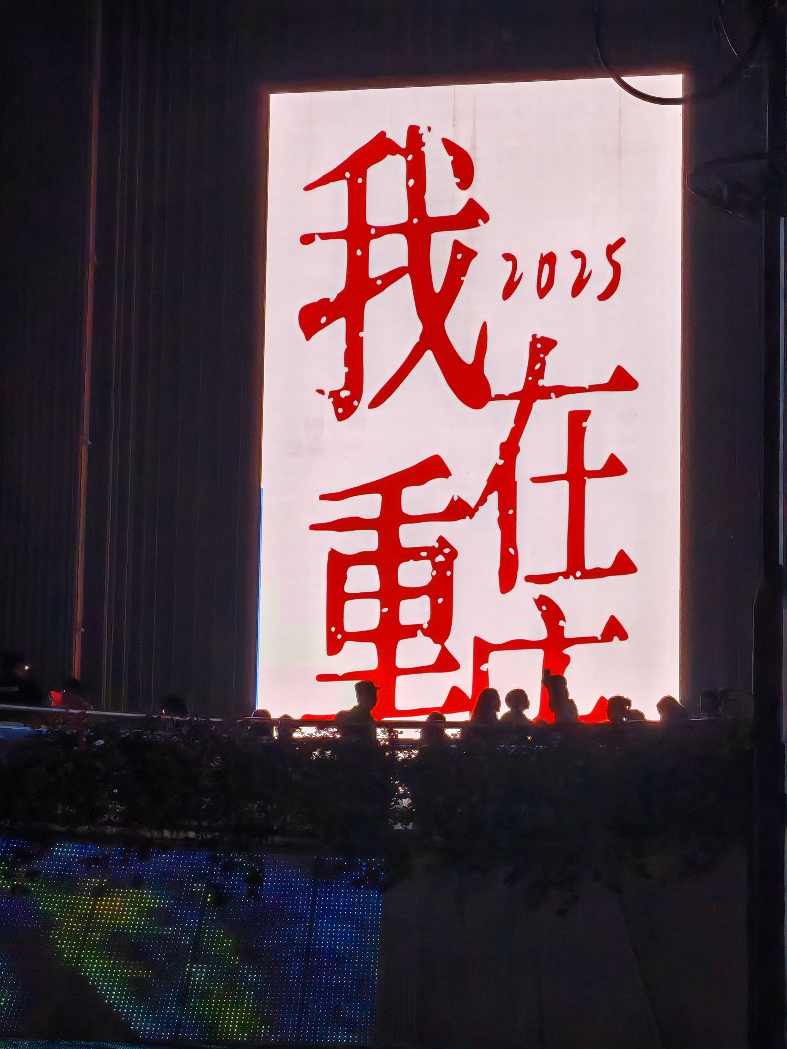 早知道边伯贤会去重庆拍写真，我当时就不闹着要早早回家了，搞得我还想再去一次