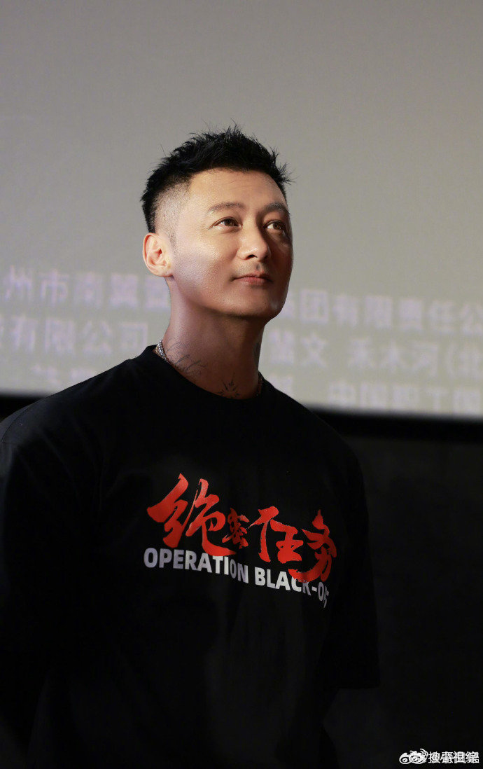 余文乐披荆斩棘送考人阵容 披荆斩棘有多年好友陈考威台下助阵，余文乐更具底气突破自