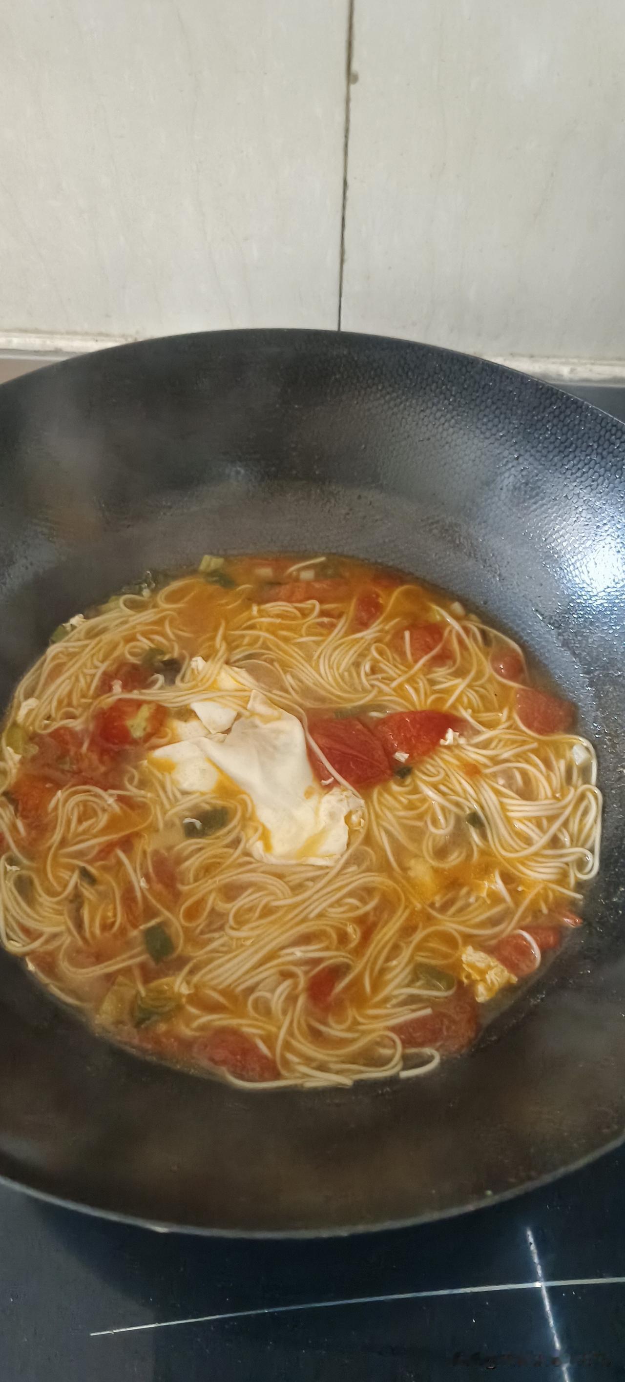 都说有糖尿病，尽量的不要喝面条，但是我太想吃这一口了，西红柿炝锅面条子。
记得小