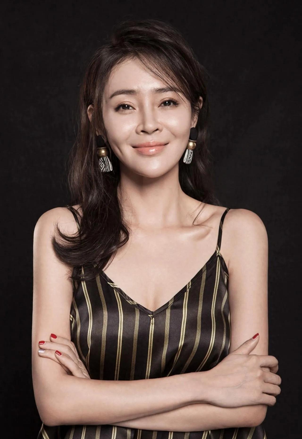 演员15年不做饭，全家围着宠，42岁还被当闺女惯？

于明加是演过《金婚》《二十