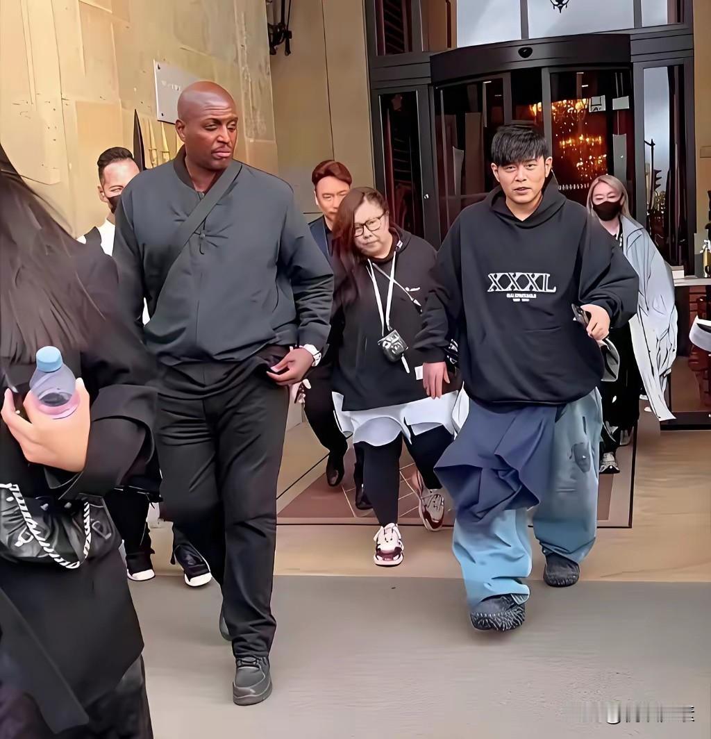 真的是有钱任性，
据说周董这一身价格不菲，
而且还穿出了与众不同的感觉，
看来还