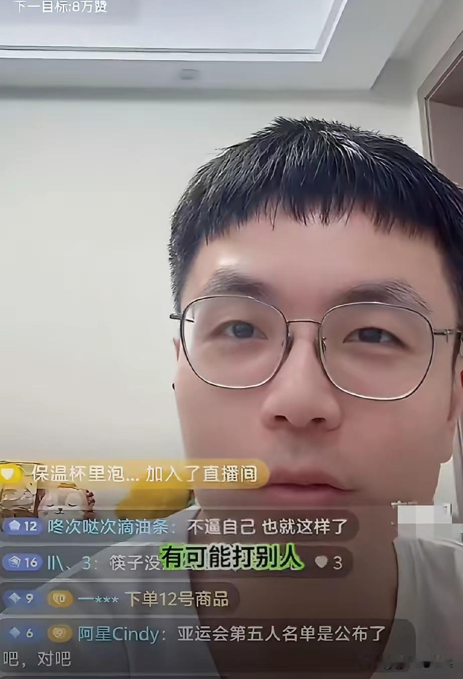 小钱说，现在女队是硬把蒯蔓拔苗助长，做女队第三人。
以前谁想上来，都是要把别人打