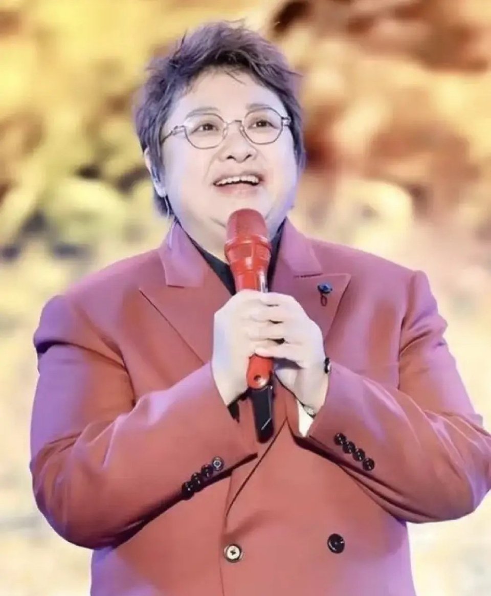 我估计整个内娱最感谢这场台风的，就是韩红了，不是因为要捐善款了，而是因为韩红原定