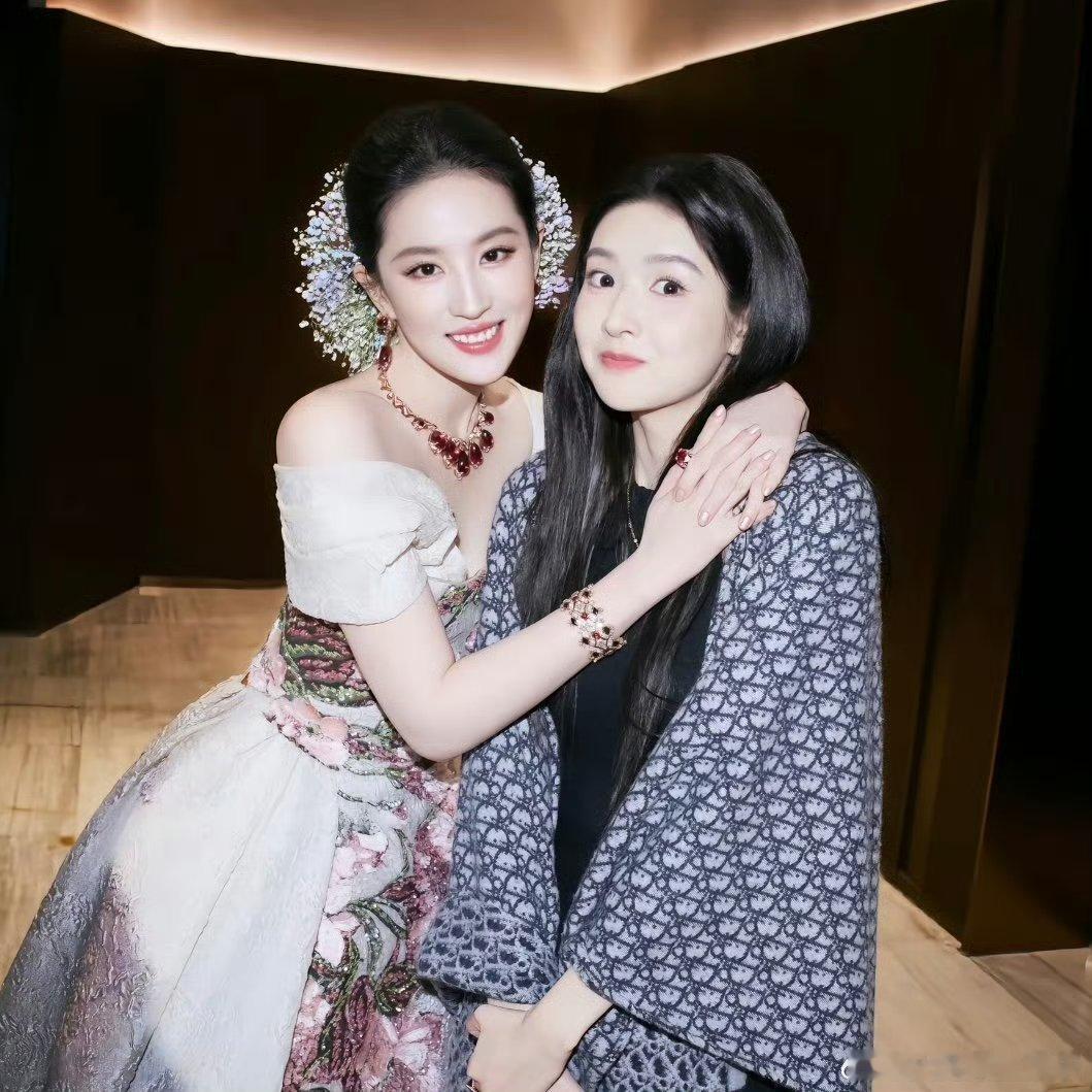 王玉雯 心理委员不用来了我有刘亦菲了 王玉雯简直就是在演我追星，之前就坦言想和刘