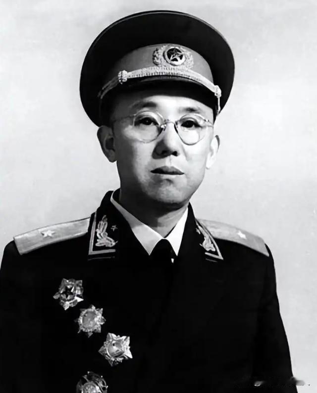 1951年，朝鲜华川大桥，美军炮弹直下，三万多志愿军被死死堵在桥头。就在大家以为