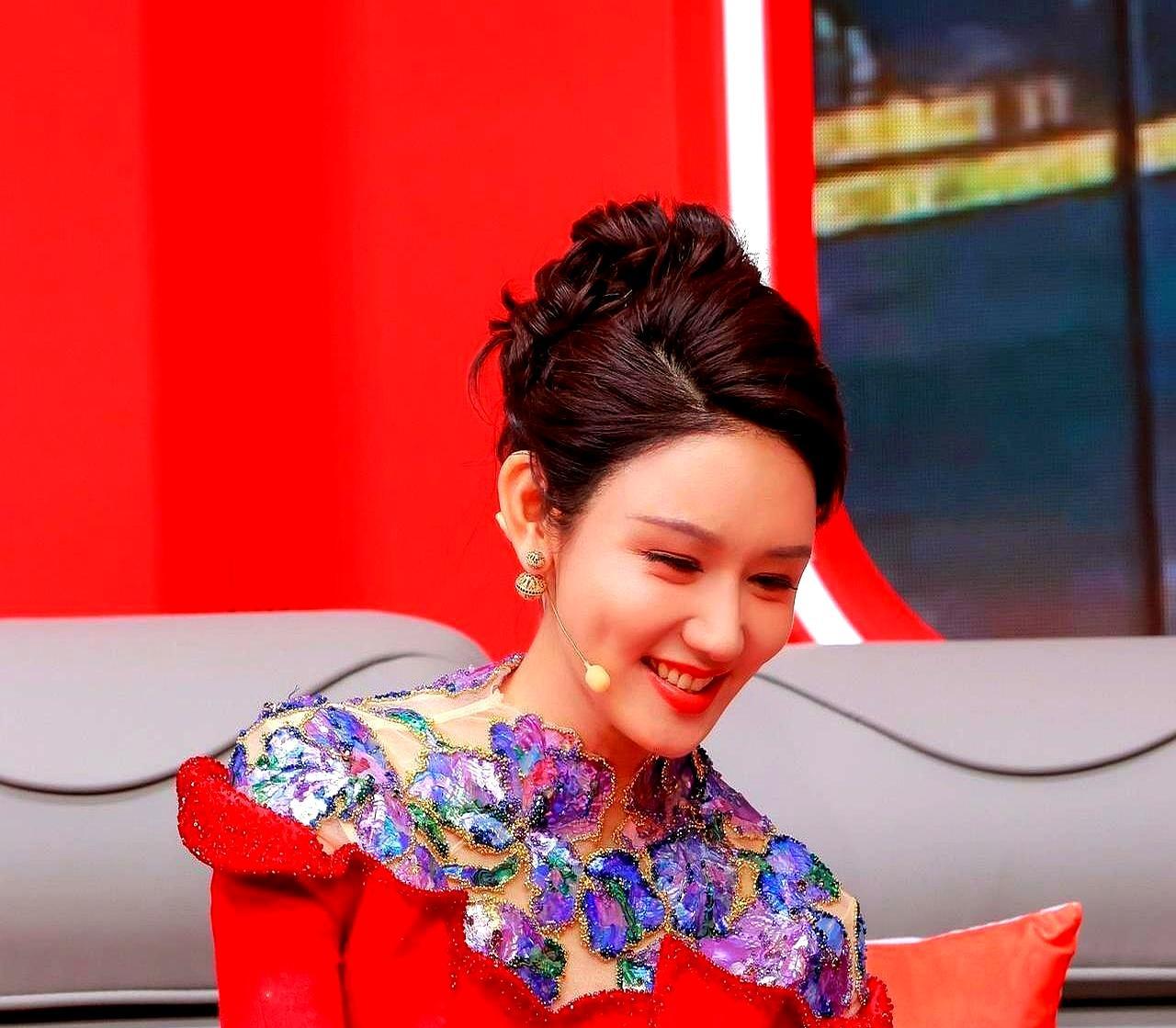 镜头怼脸，龙洋眼神全程上瞟，央视春晚连提词器都没有，她到底在看什么？
 
晚会刚