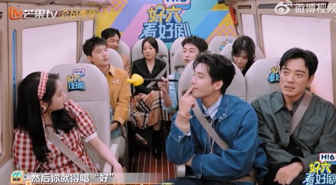 #关晓彤早八人形态#关晓彤是在演我“早八人”的迷糊状态吧[哈哈]，晓彤你快醒醒！