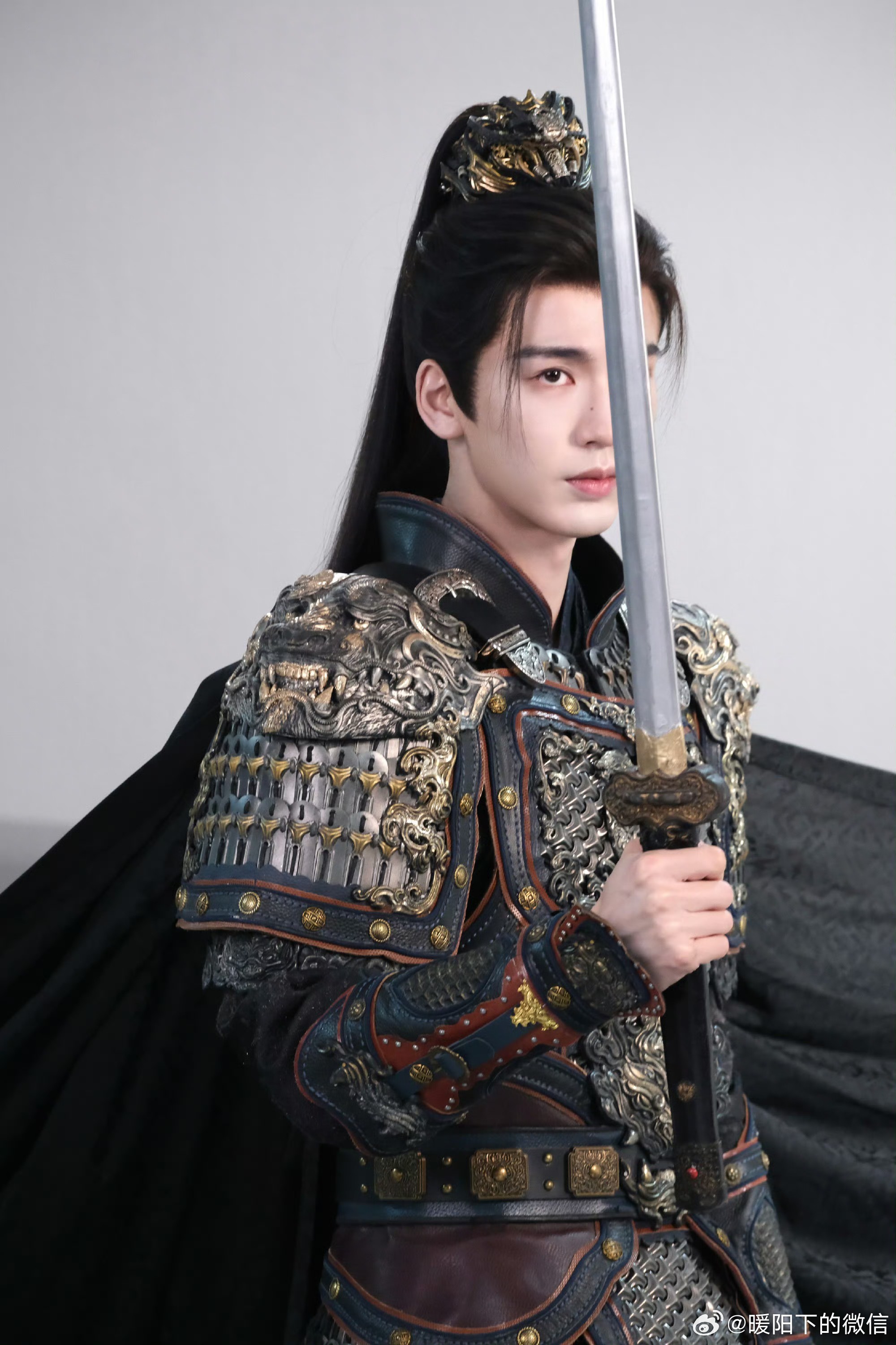 张凌赫这种帅哥演戏装脆弱最狠了 《逐玉》里谢征这个角色太适合张凌赫了🌟，文能温