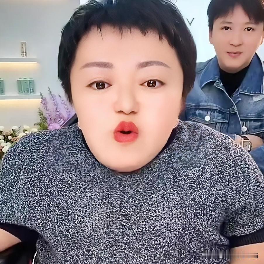 媳妇准备让婆婆在她后面举牌牌，给婆婆开工资。大家说说婆婆跟喜梅直播的收入会比种地