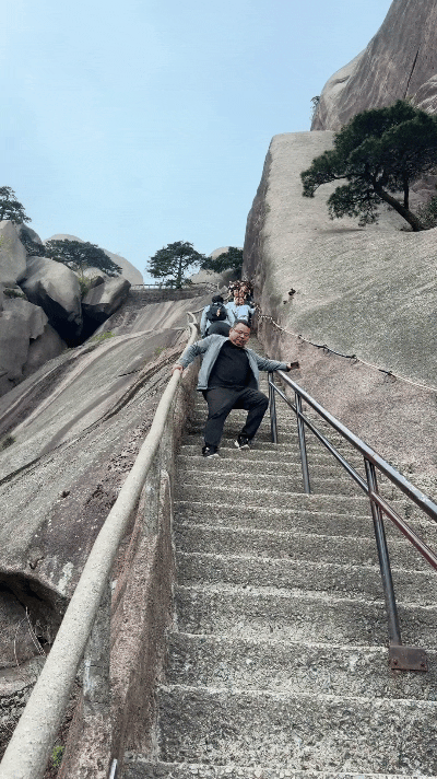 姐姐非喊着我一块儿出去旅游，我直接把这段视频发给她看。
你瞅瞅这人下山吓得腿都直