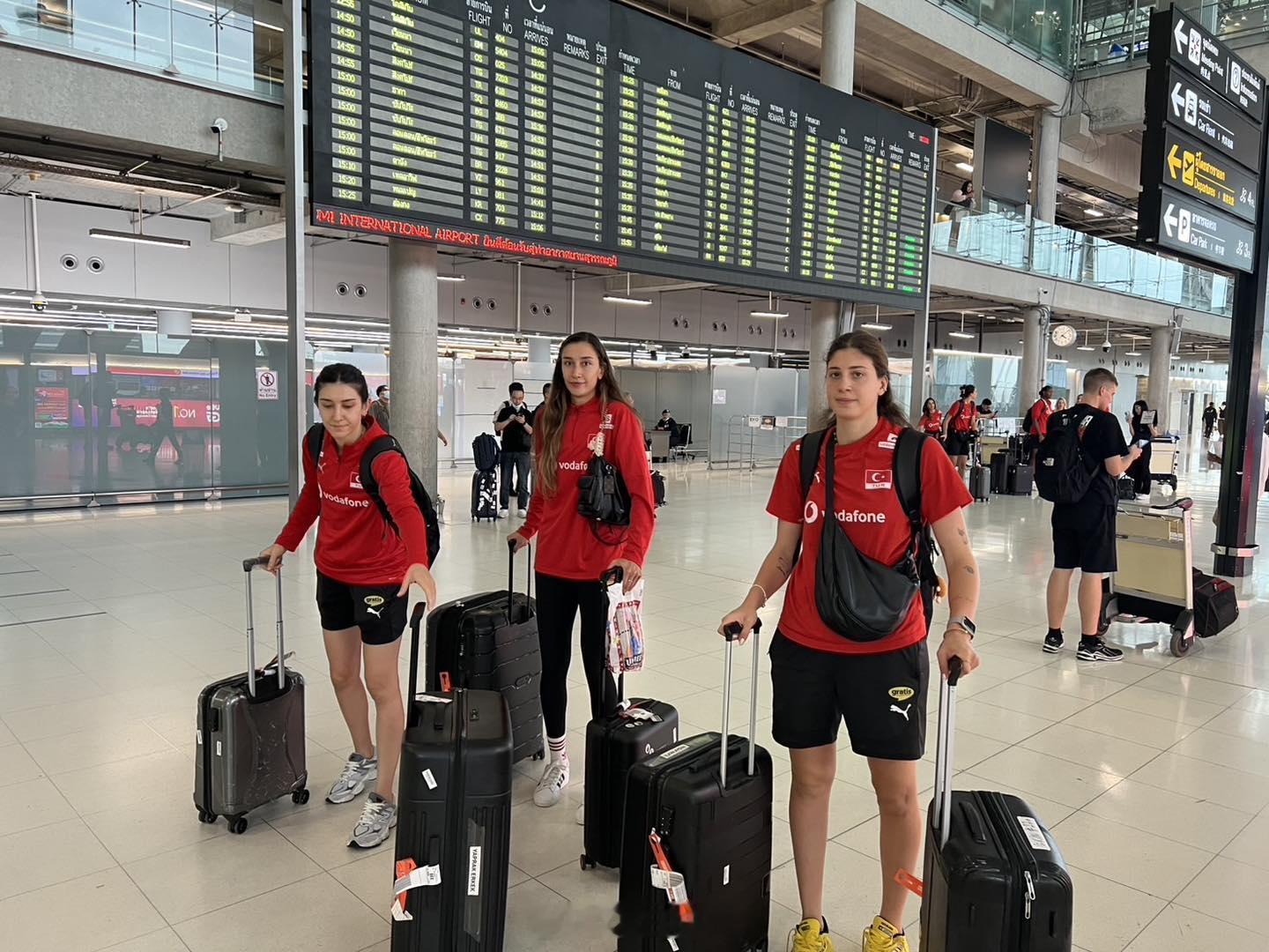 2025女排世锦赛 当地时间8月17日，土耳其女排 抵达泰国，并在当晚抵达比赛地