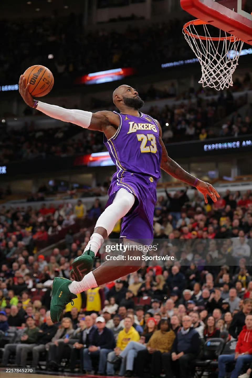 湖人赢了11分，詹姆斯正负值却是-14，在场输14分湖人vs公牛