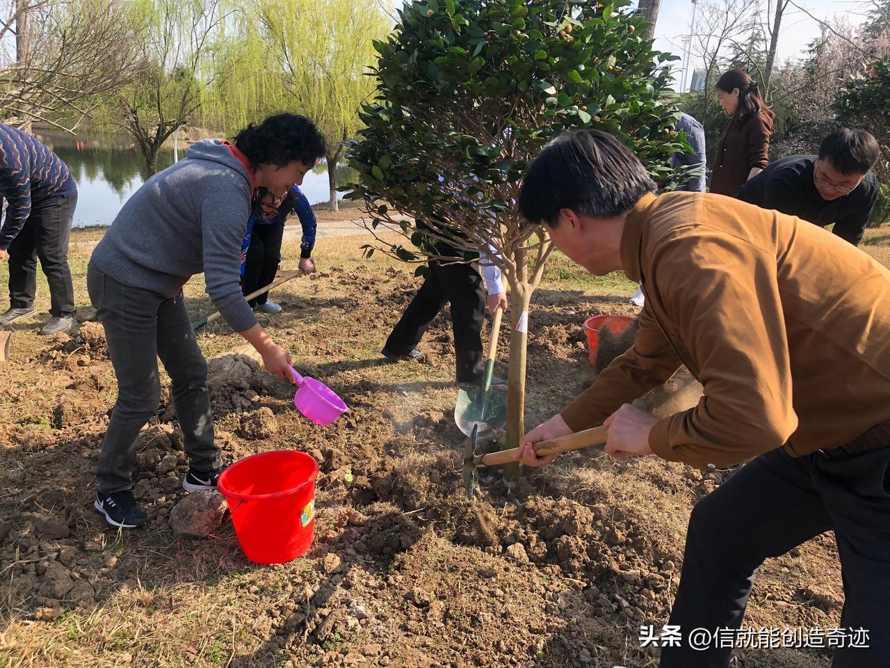我会和邻居打招呼的，只要见面就打招呼，说上几句话。老话说：远亲不如近邻。邻里之间