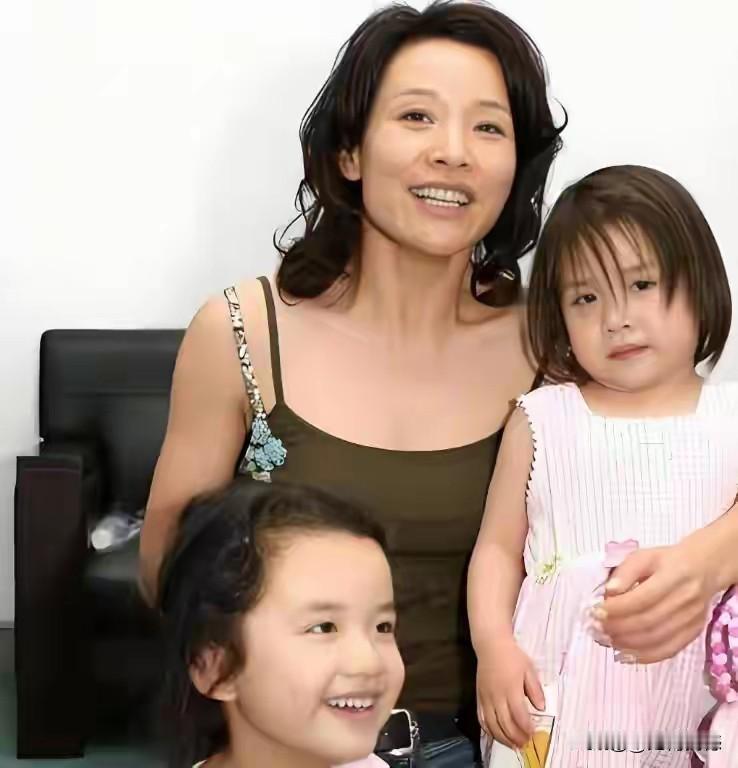 演员陈冲还在广西领养过一对双胞胎女孩，时间是1998年，在领养到这对孩子后，陈冲